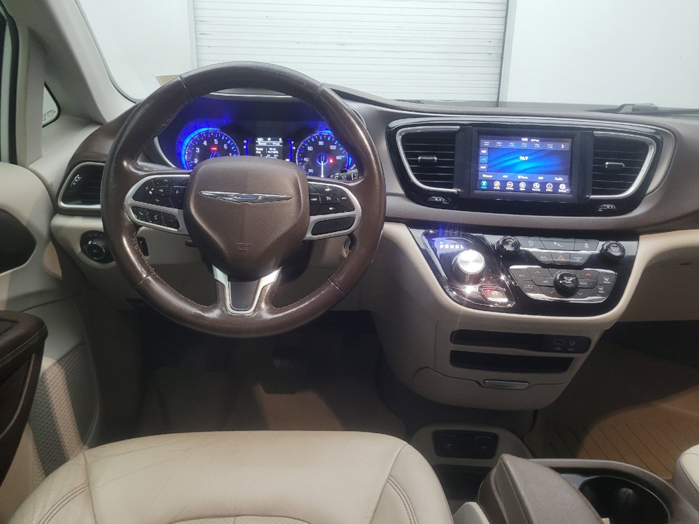 Used 2019 Chrysler Pacifica Touring-L FWD image 22