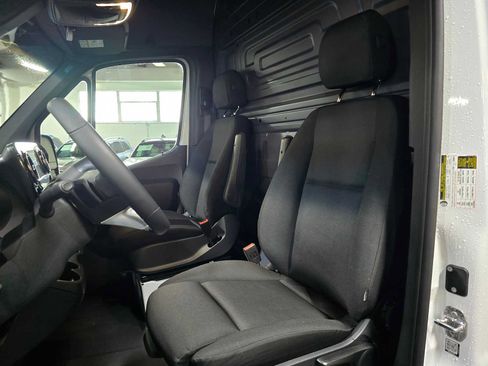 Used 2025 Mercedes-Benz Sprinter 2500 image 21