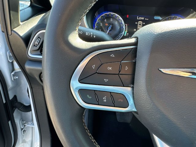 Used 2025 Chrysler Pacifica Select FWD image 28