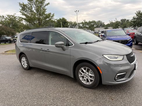Used 2022 Chrysler Pacifica Touring-L FWD image 3