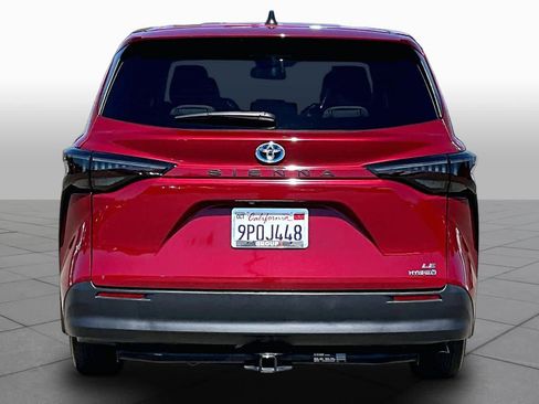 Used 2024 Toyota Sienna LE FWD image 4