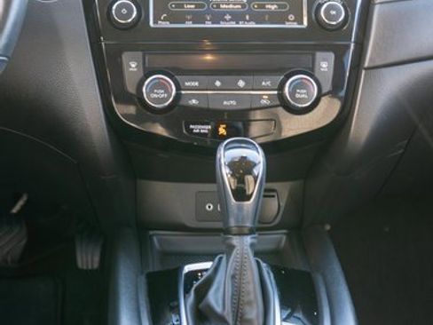 Used 2019 Nissan Rogue SV image 16