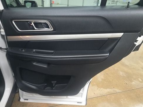Used 2017 Ford Explorer XLT w/ Equipment Group 202A AWD/4WD image 8