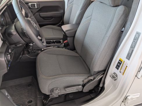 Used 2025 Jeep Wrangler Willys image 16