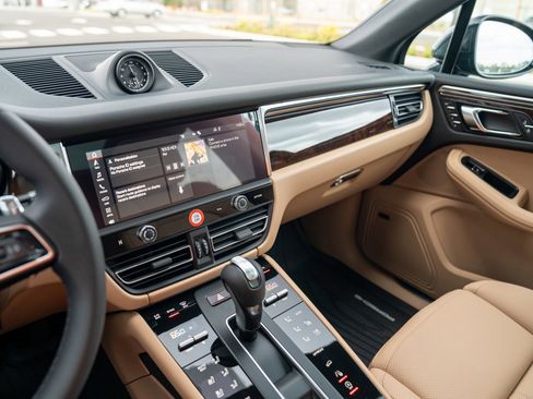 New 2026 Porsche Macan image 17