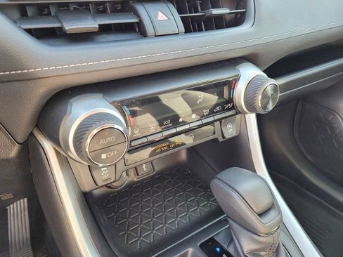 Used 2022 Toyota RAV4 XLE w/ Convenience Package FWD image 19