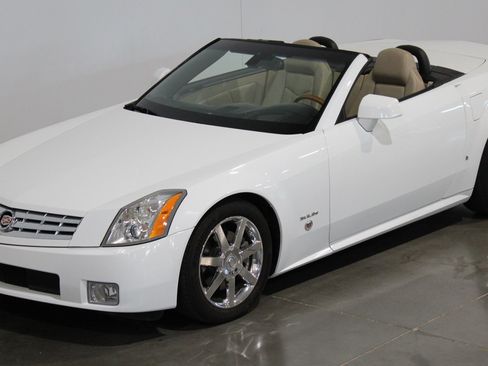 Used 2008 Cadillac XLR RWD image 23