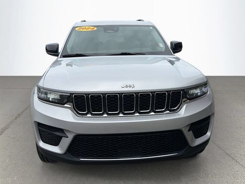 Used 2024 Jeep Grand Cherokee Laredo RWD image 9