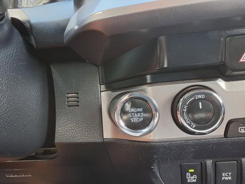 Used 2019 Toyota Tacoma Limited image 31