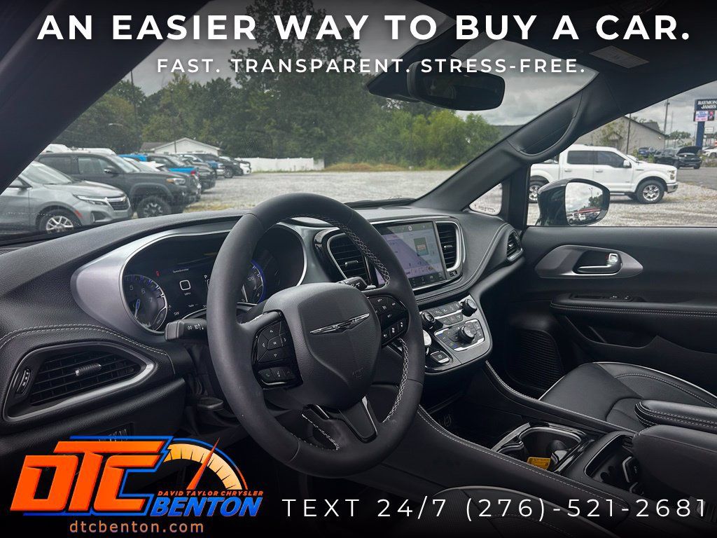 Used 2025 Chrysler Pacifica Limited AWD/4WD image 10
