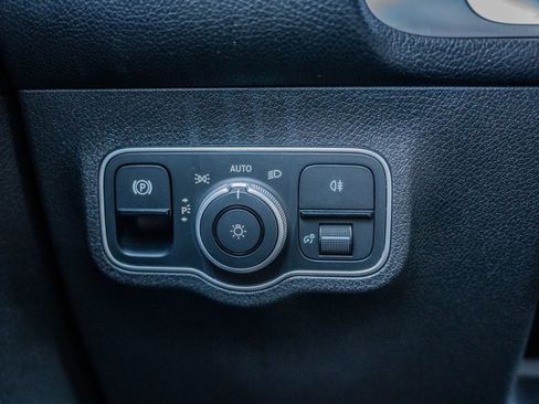 Used 2024 Mercedes-Benz GLB 250 image 9