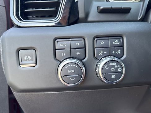 Used 2024 GMC Sierra 1500 AT4 w/ Technology Package AWD/4WD image 11