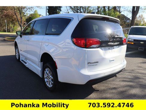 Used 2025 Chrysler Voyager LX image 5