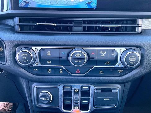 Certified 2025 Jeep Gladiator Nighthawk image 17