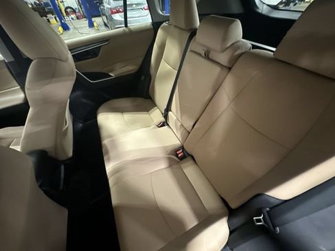 Used 2019 Toyota RAV4 LE w/ Carpet Mat Package FWD image 30