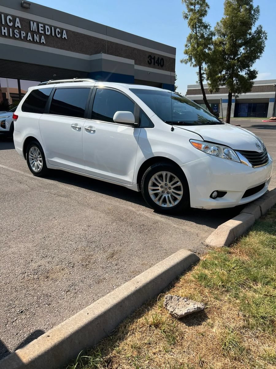 Used 2014 Toyota Sienna XLE FWD image 3