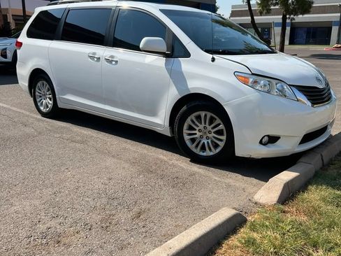 Used 2014 Toyota Sienna XLE FWD image 3