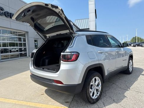 Used 2024 Jeep Compass Latitude AWD/4WD image 15