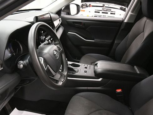 Used 2023 Toyota Highlander L FWD image 18