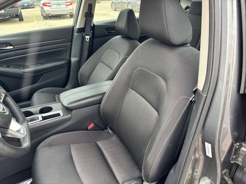 Used 2025 Nissan Altima 2.5 SV FWD image 33