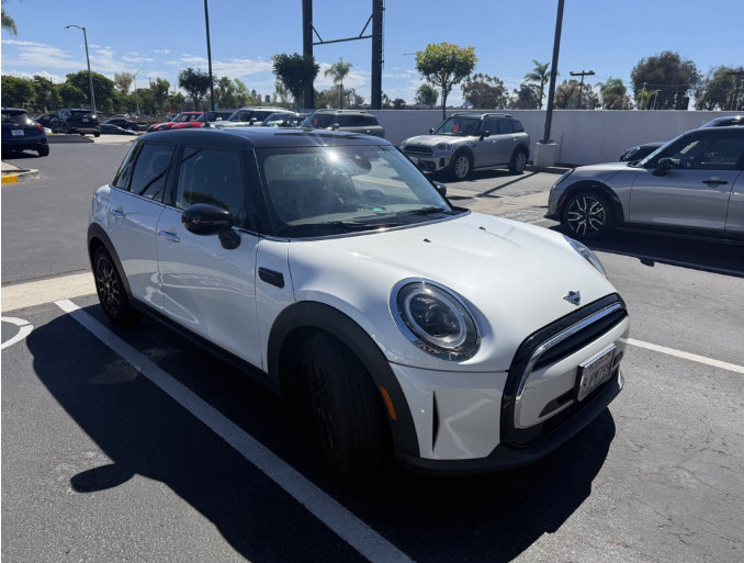 Used 2024 MINI Cooper 4-Door Hardtop FWD image 1