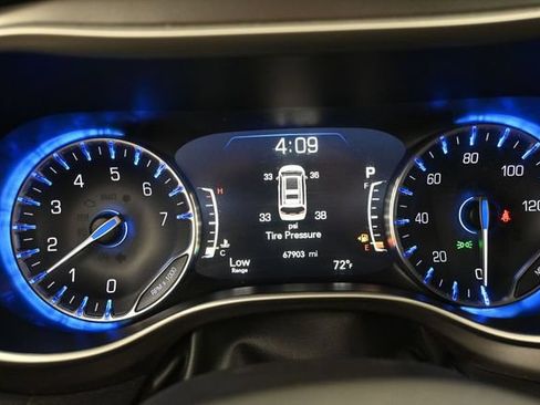Used 2023 Chrysler Pacifica Touring-L FWD image 9