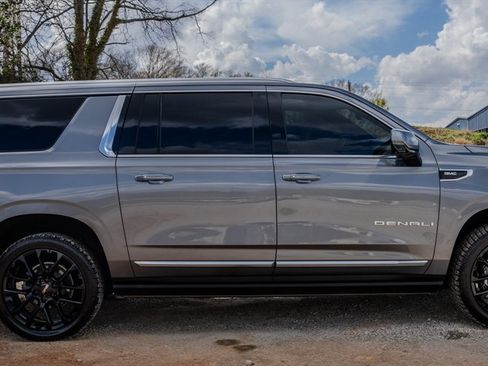 Used 2022 GMC Yukon XL Denali image 6