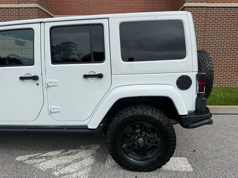 Used 2017 Jeep Wrangler Unlimited Sahara AWD/4WD image 9
