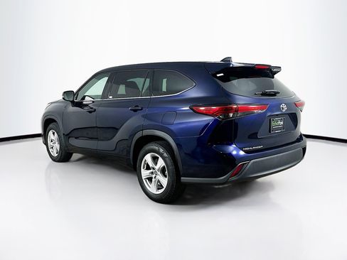 Used 2022 Toyota Highlander LE FWD image 5