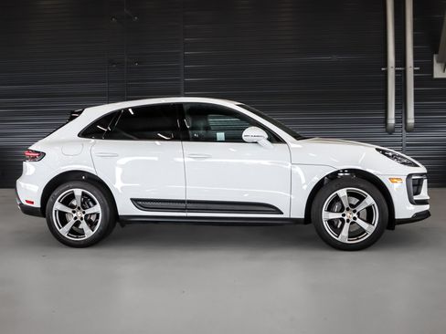 Certified 2024 Porsche Macan AWD/4WD image 11