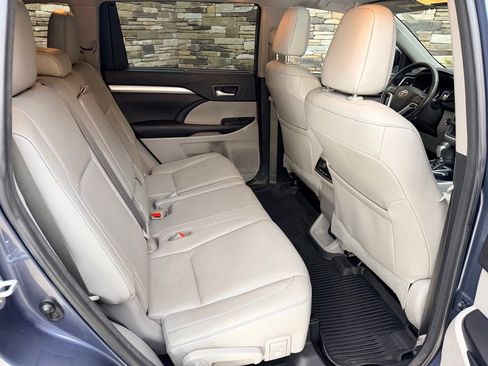 Used 2018 Toyota Highlander XLE AWD/4WD image 32