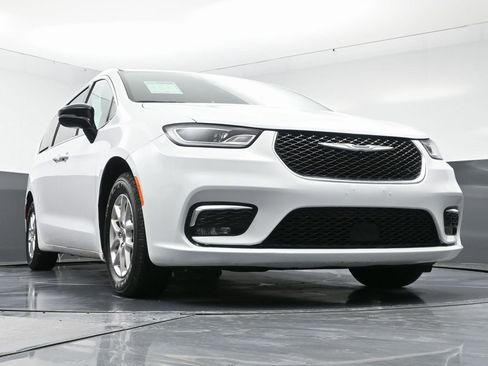 Used 2024 Chrysler Pacifica Touring-L image 49