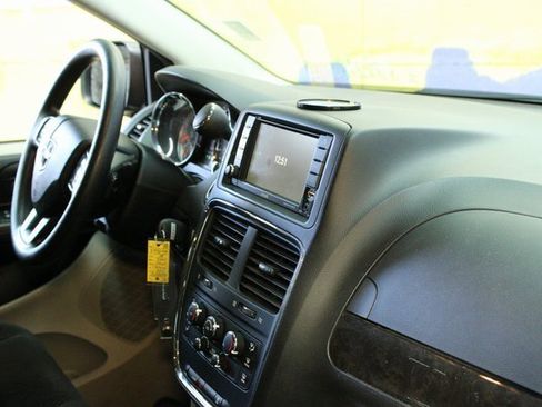 Used 2018 Dodge Grand Caravan SE w/ UConnect Hands-Free Group image 9