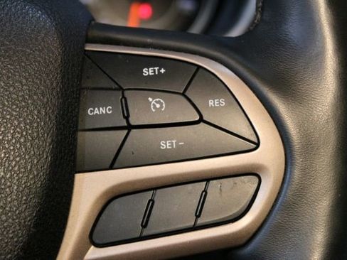 Used 2018 Jeep Cherokee Latitude w/ Cold Weather Group AWD/4WD image 18