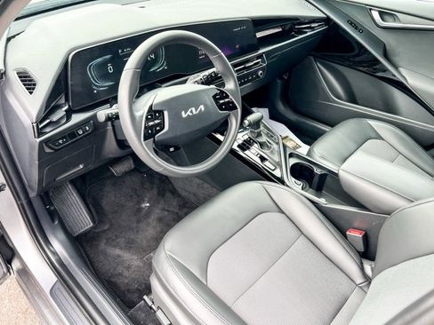 Used 2024 Kia Niro EX image 11