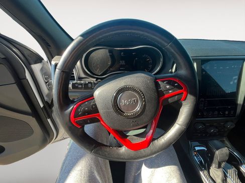 Used 2018 Jeep Grand Cherokee Altitude image 12