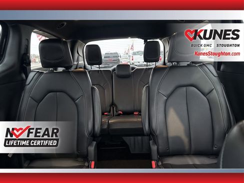 Used 2025 Chrysler Pacifica Select image 34