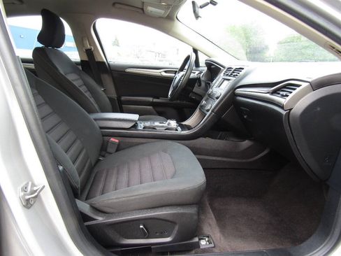 Used 2017 Ford Fusion SE FWD image 24