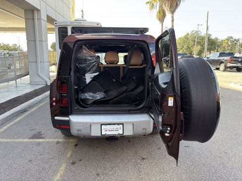 Used 2023 Land Rover Defender 130 SE image 40