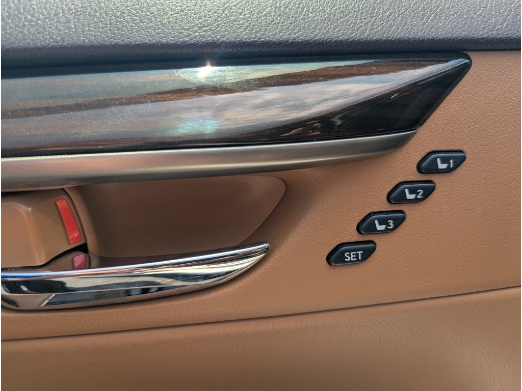 Used 2016 Lexus ES 350 w/ Luxury Package w/Wood Trim FWD image 19