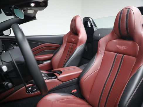 Used 2021 Aston Martin V8 Vantage Roadster image 27