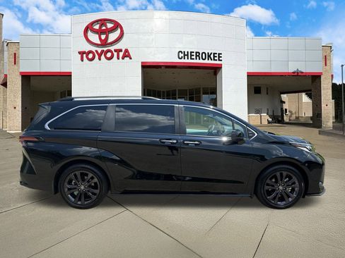 Used 2024 Toyota Sienna XSE image 6