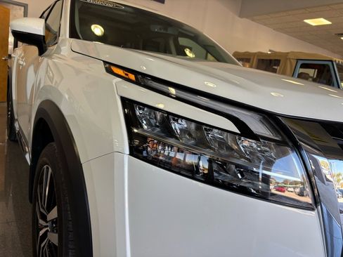 Used 2024 Nissan Pathfinder Platinum w/ Cargo Package image 28