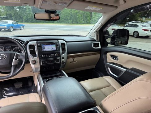 Used 2017 Nissan Titan SL w/ SL Towing Convenience Package RWD image 12