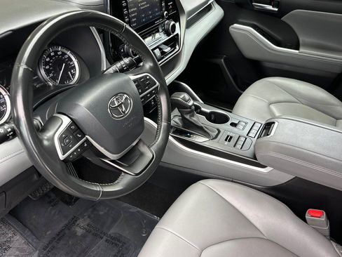 Used 2022 Toyota Highlander XLE AWD/4WD image 6