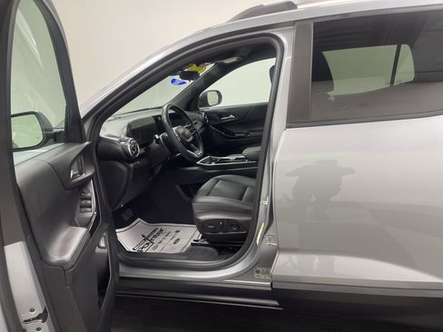 Used 2025 Chevrolet Equinox LT w/ Convenience Package II image 9