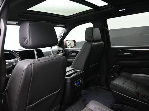 Used 2025 Chevrolet Tahoe High Country AWD/4WD image 11