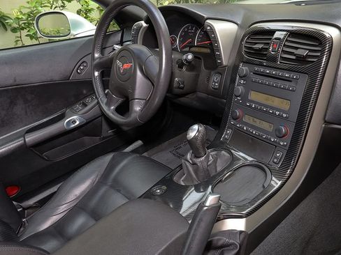 Used 2005 Chevrolet Corvette Coupe w/ Preferred Equipment Group RWD image 32