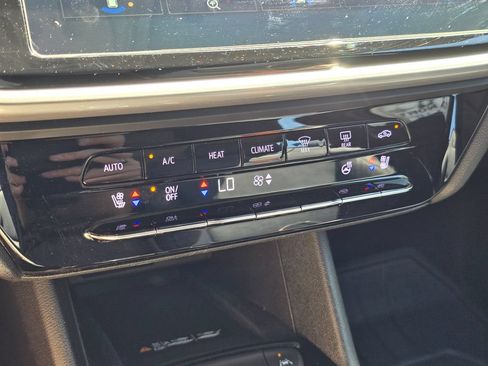 Used 2023 Chevrolet Bolt EUV Premier w/ Sun & Sound Package FWD image 28