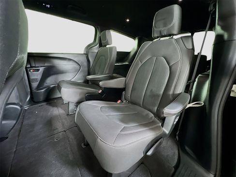 Used 2018 Chrysler Pacifica Touring Plus w/ S Appearance Package image 22